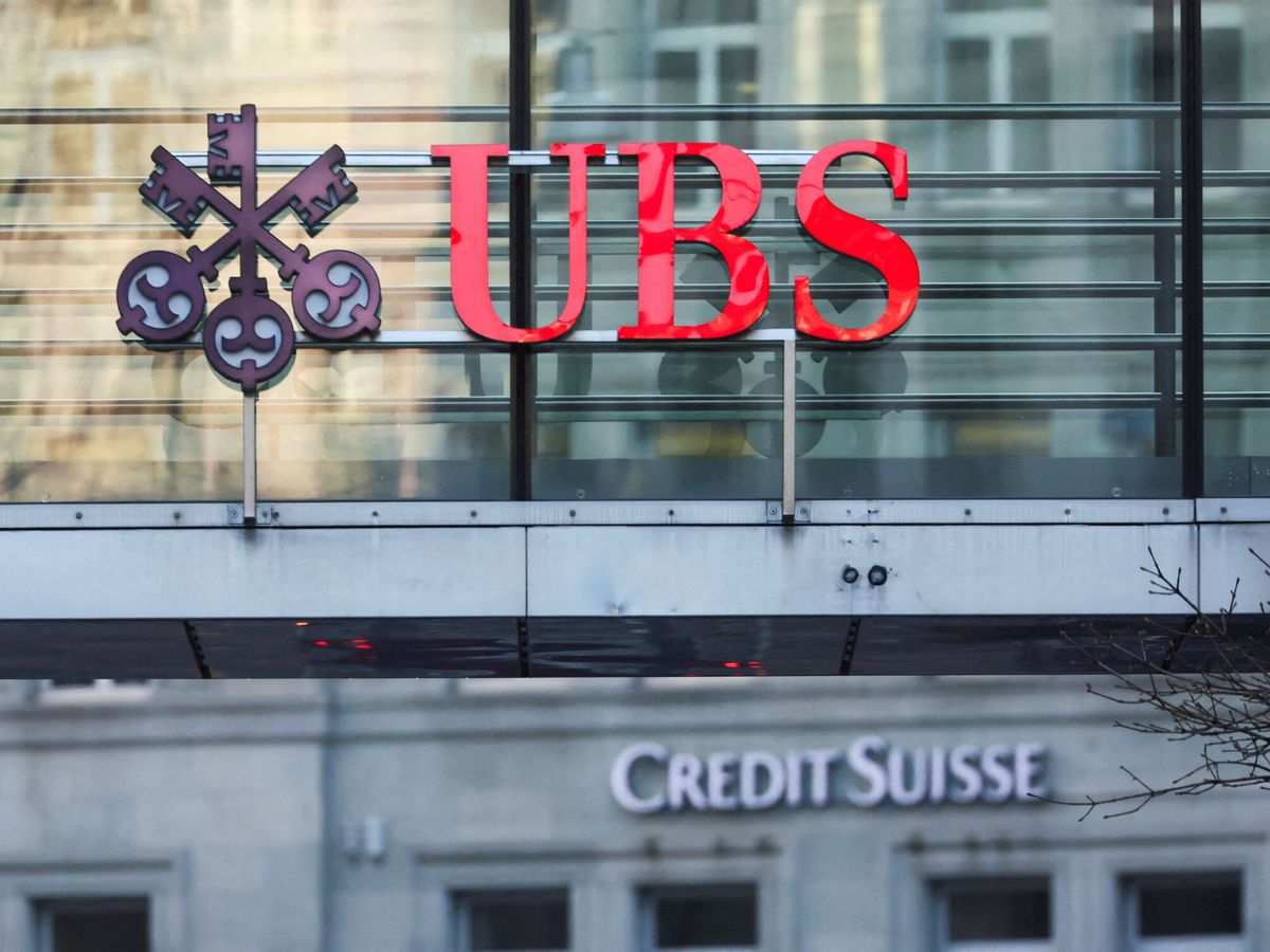 Foto: Logos de UBS y Credit Suisse. (Reuters/Denis Balibouse)