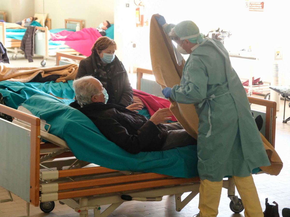 Foto: Doctores cuidando a enfermos en Brescia, Italia (EFE)