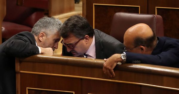 Foto: El ministro del Interior, Fernando Grande-Marlaska (i), conversa con el diputado del PNV Aitor Esteban (c). (EFE)