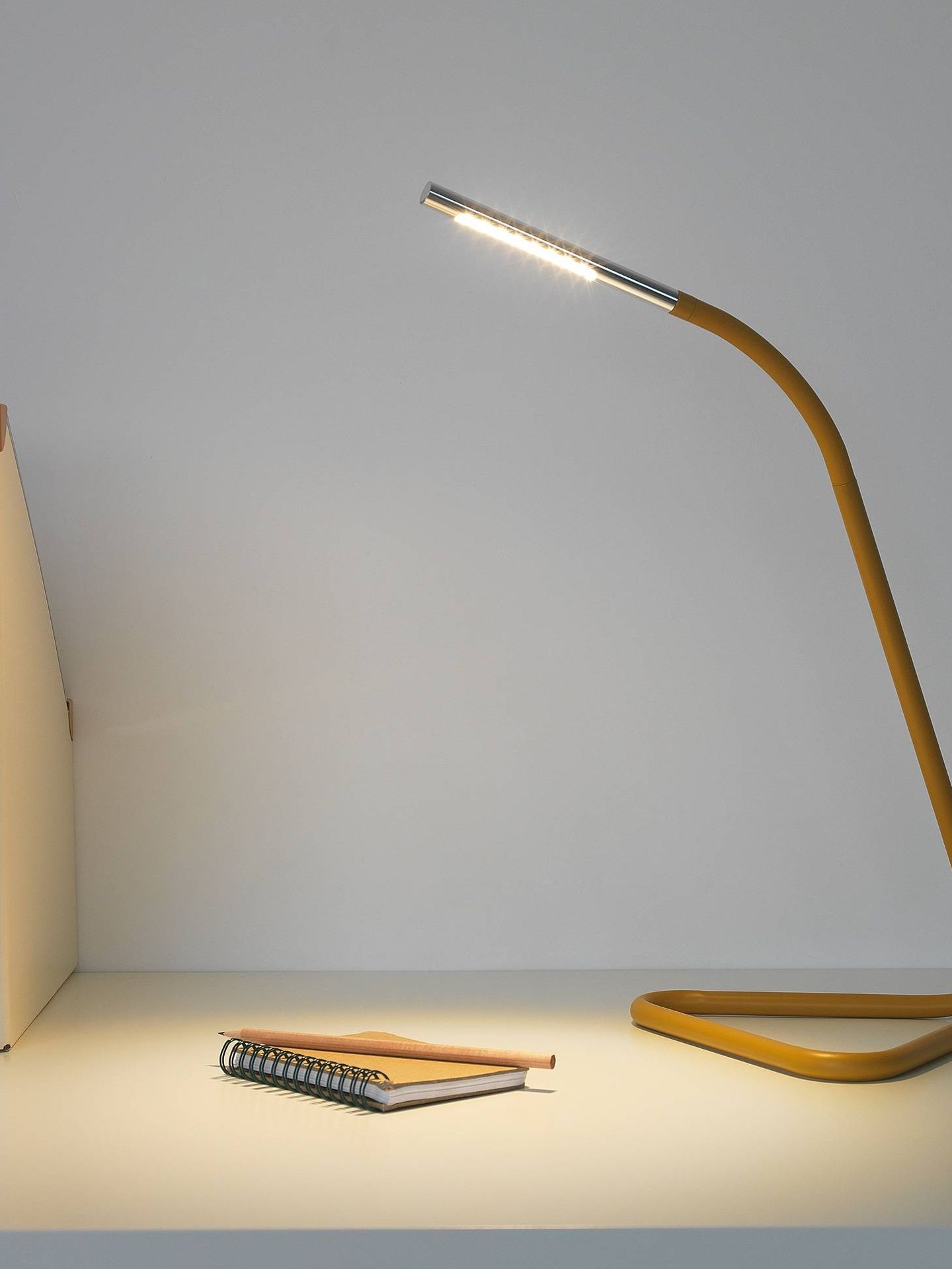 Lámparas perfectas para tu rincón de trabajo, como esta de Ikea. (Cortesía)