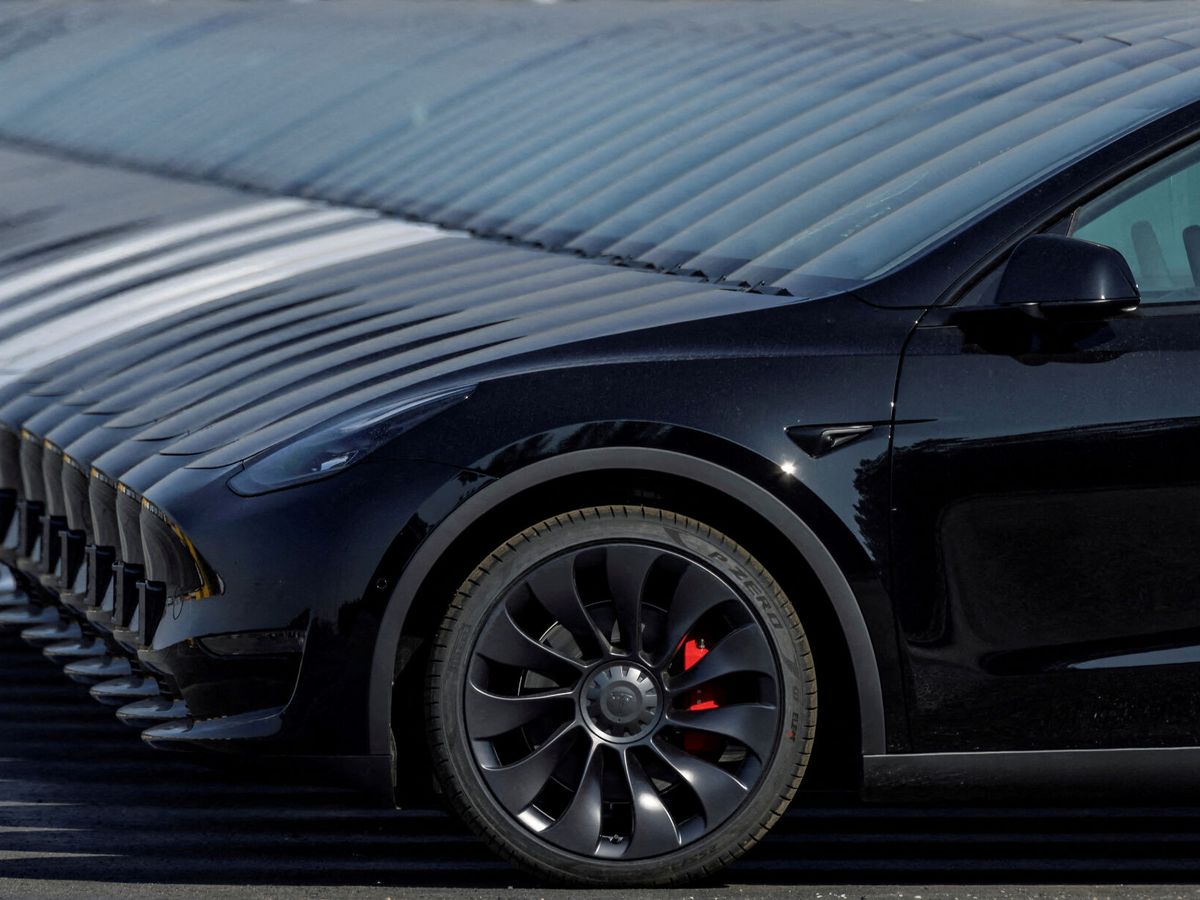 Foto: Vehículos Tesla aparcados en la fábrica de Gruenheide, Alemania. (Reuters/Hannibal Hanschke)
