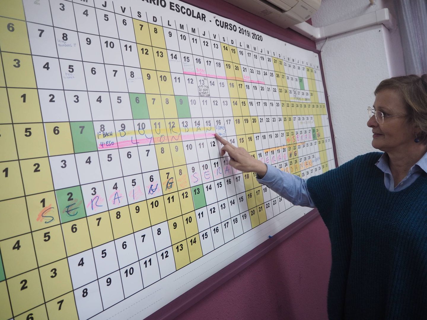 González, frente al calendario de su despacho, donde se detallan las actividades complementarias y extraescolares del Juan de Mairena. (Héctor G. Barnés)