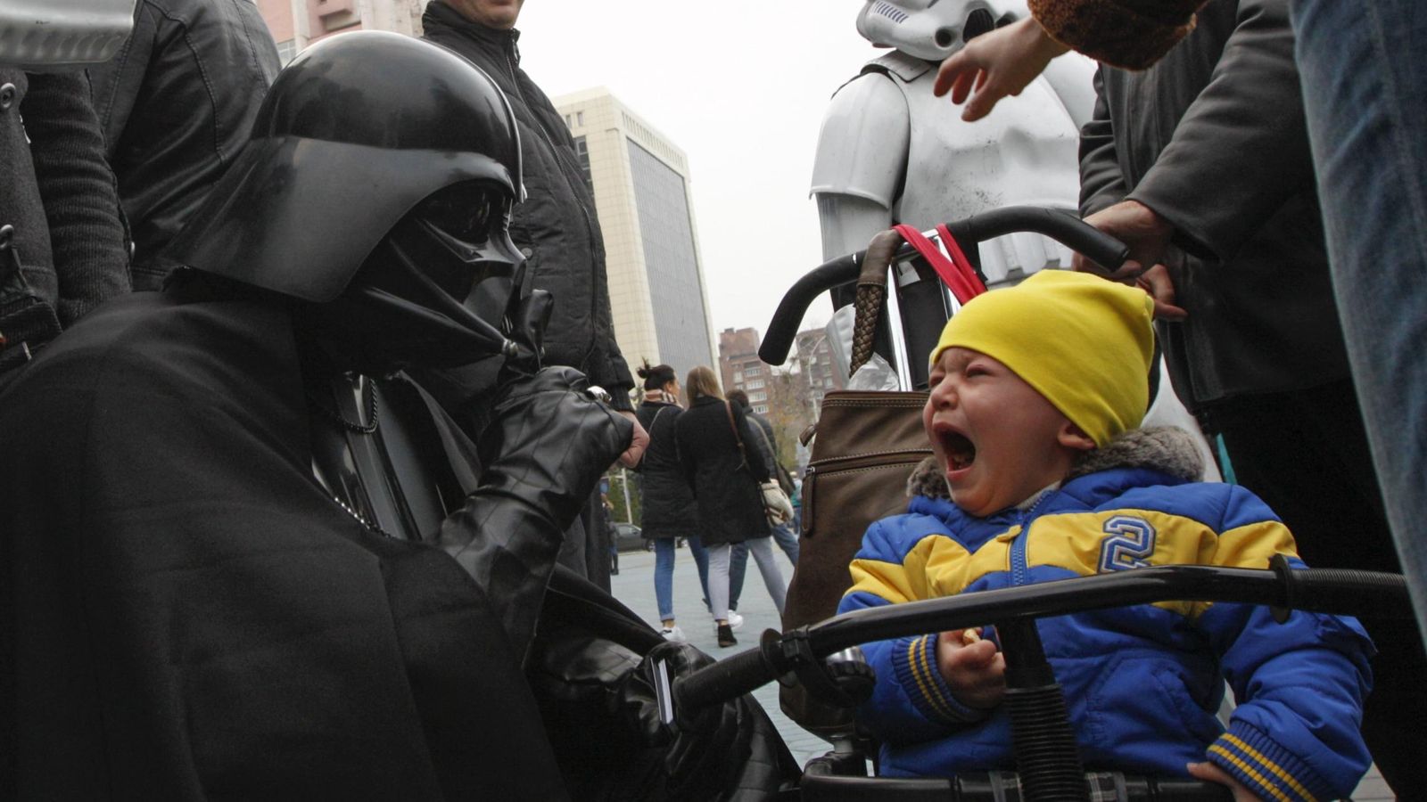 Foto: El método Darth Vader permite a un padre dormir a su hija en apenas 40 segundos