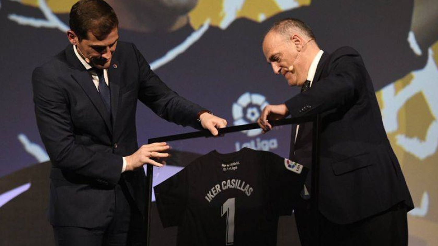 Iker Casillas, junto a Javier Tebas, cuando el presidente de LaLiga le hizo embajador. (EFE)