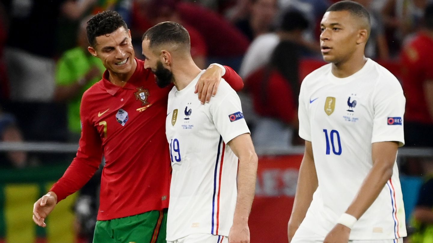 Cristiano y Benzema charlan tras finalizar el Portugal-Francia. (Reuters)
