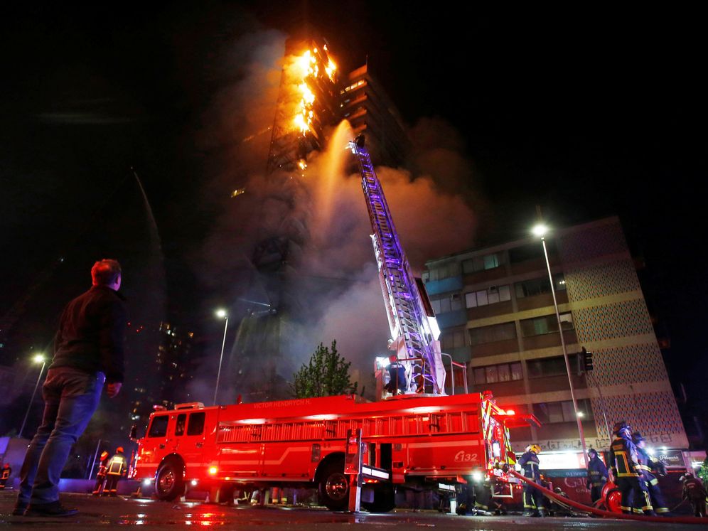 Foto: El edificio de la eléctrica ENEL en llamadas durante las protestas en Santiago de Chile. (Reuters)