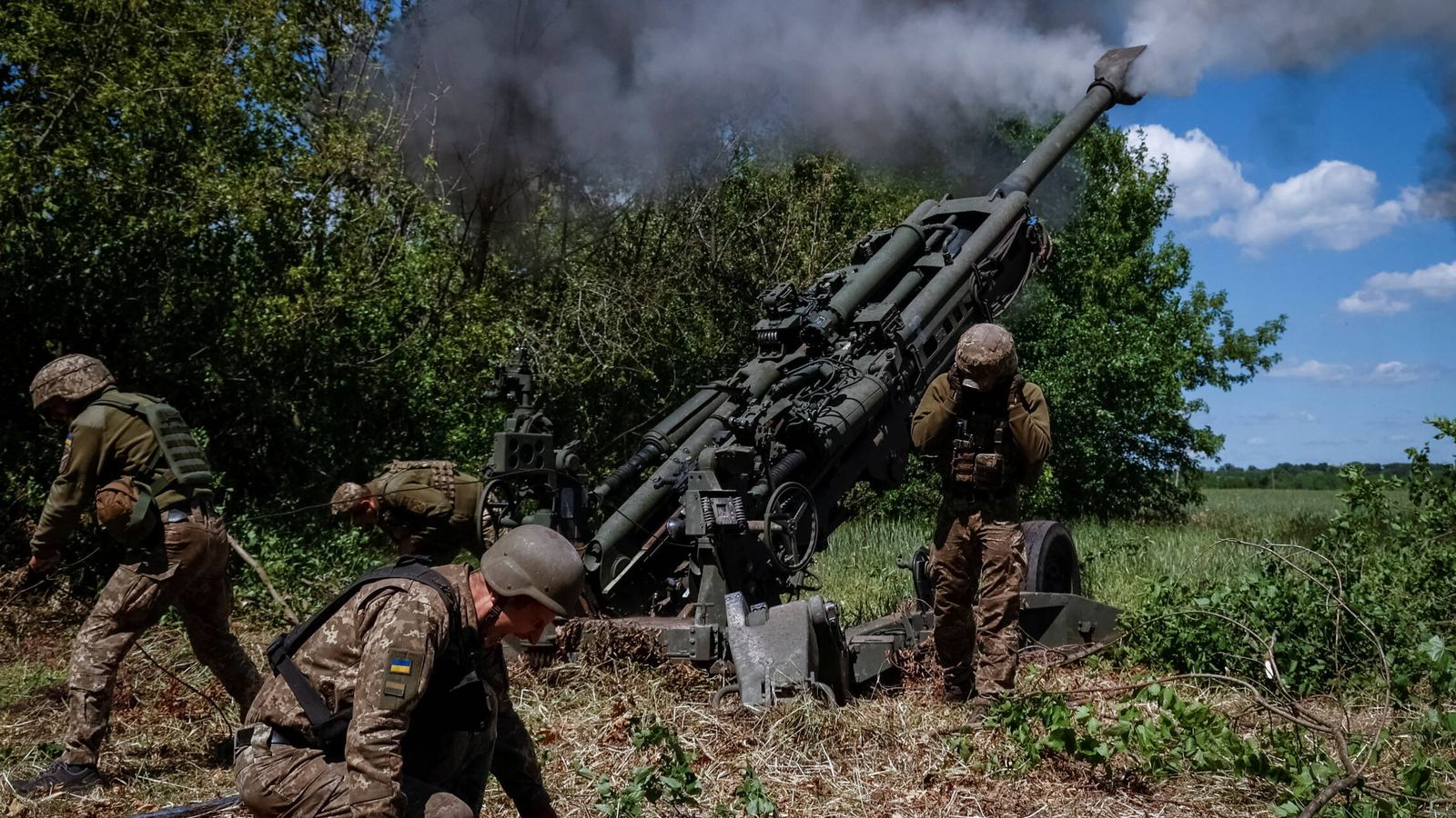 Artlleros ucranianos disparando una pieza M777 de 155 mm en el área de Járkov (Reuters)