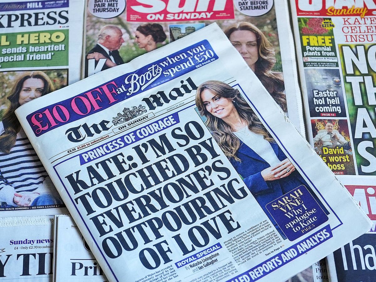 Foto: Selección de portadas de periódicos de Reino Unido reaccionando a la notica de Kate Middleton. (Getty Images/Mark Case)