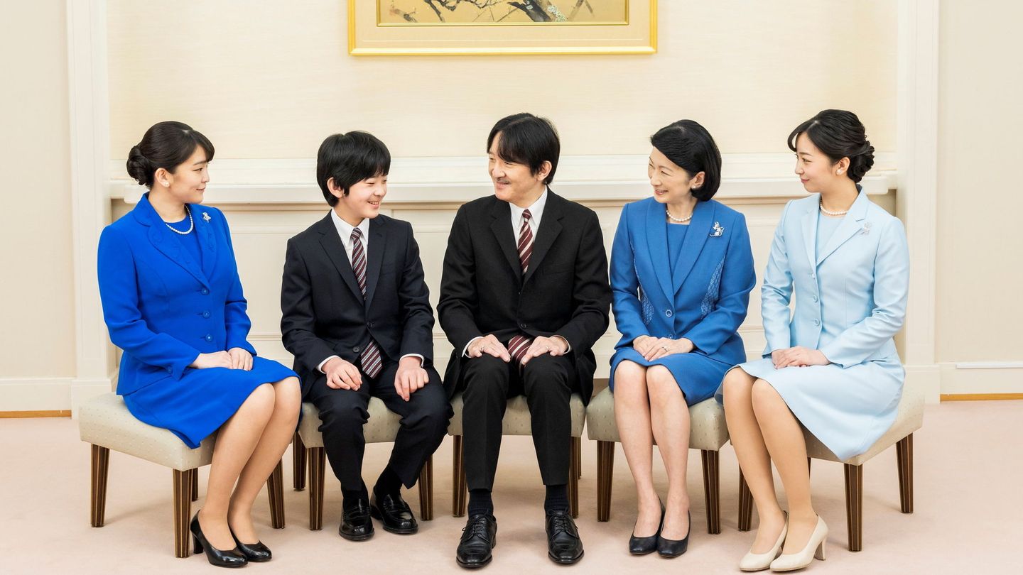 El príncipe Akishino, con su mujer, la princesa Kiko, y sus hijos, la princesa Mako, la princesa Kako y el príncipe Hisahito. (Reuters)