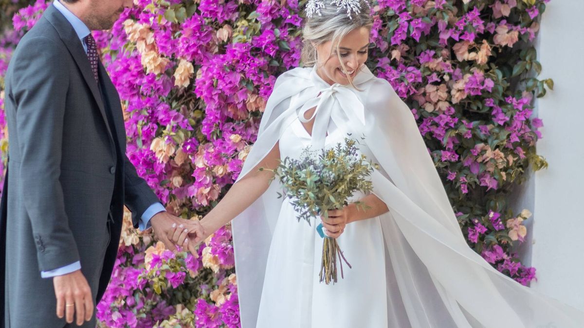 Alba, la novia del vestido con capa vaporosa y su boda al aire libre en Sevilla