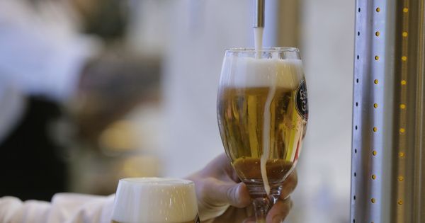 Foto: El consumo de cerveza en España no deja de crecer. (EFE)
