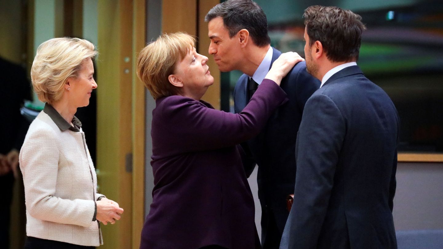 La canciller alemana saluda al presidente del Gobierno frente al primer ministro luxemburgués y la presidenta de la Comisión. (Reuters)