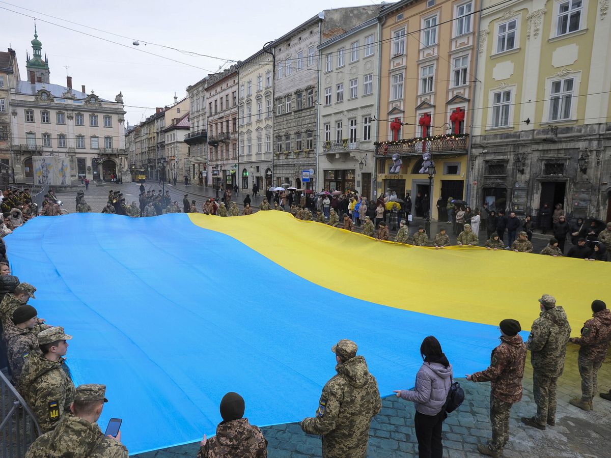 Foto: Cadetes y civiles sostienen la bandera mientras cantan el himno ucraniano en Lviv. Ucrania conmemora el 159 aniversario de la primera interpretación pública de su himno, que se interpretó por primera vez en 1865. (EFE/EPA/ Mykola Tys)