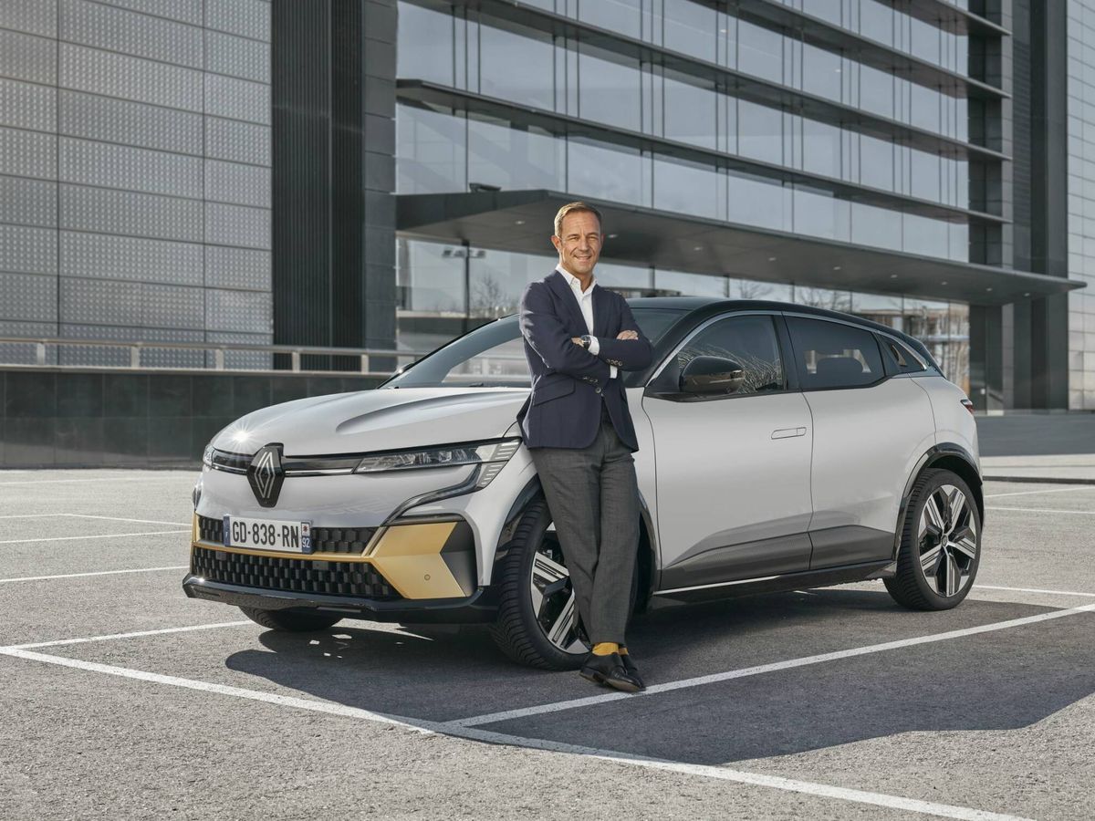 Foto: Sébastien Guigues, director general de Renault en España y Portugal, junto al Mégane E-Tech Electric. (Renault)