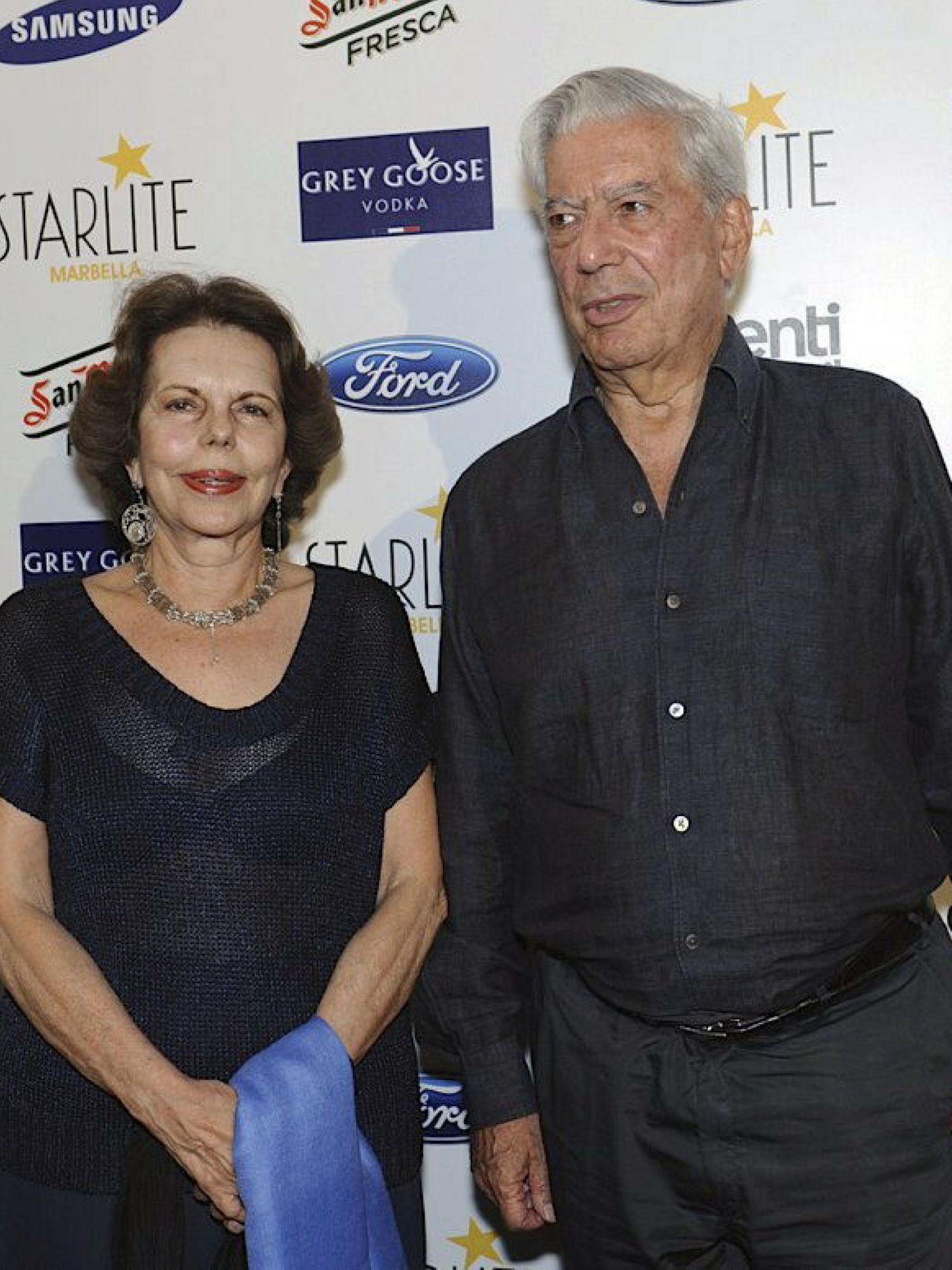 El escritor Mario Vargas Llosa, junto a su exesposa. (EFE/Andrés Lanza)