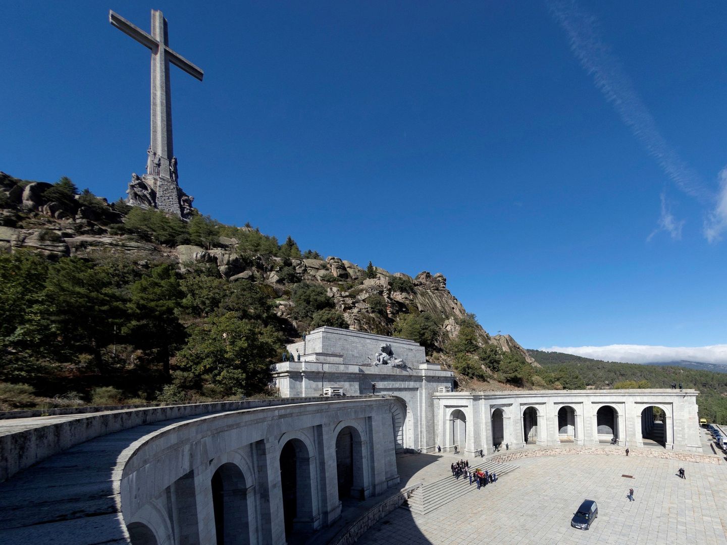 Los restos de Franco abandonan el Valle de los Caídos a hombros de su familia, este jueves. (EFE)