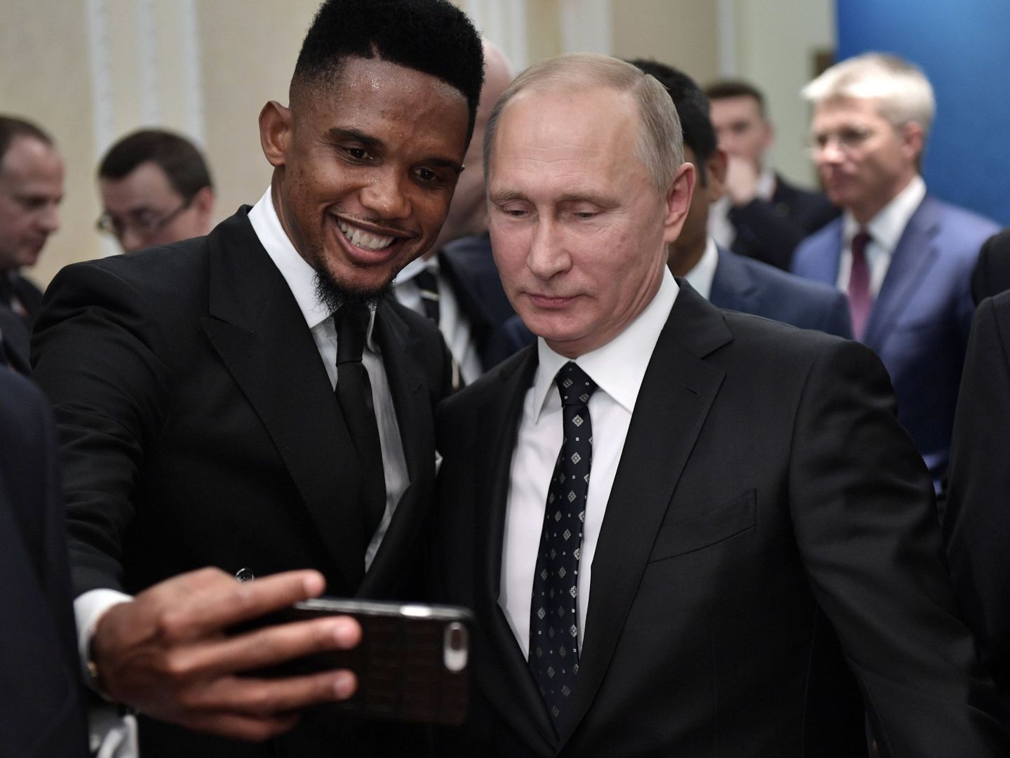 Samuel haciéndose un selfie con Vladímir Putin. (EFE)