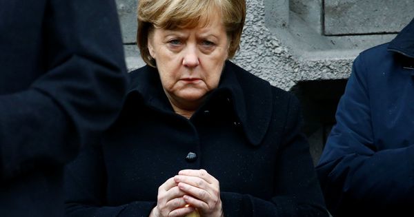 Foto: La canciller alemana Angela Merkel durante una ceremonia en memoria de las víctimas del atentado en Breitscheidplatz, Berlín. (Reuters) 
