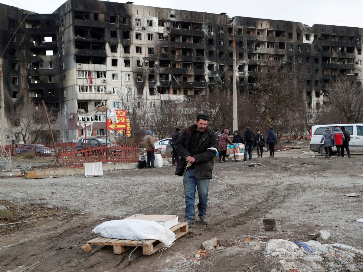 Foto: Evacuados de un edificio bombardeado en Mariúpol. (Reuters/Alexander Ermochenko)