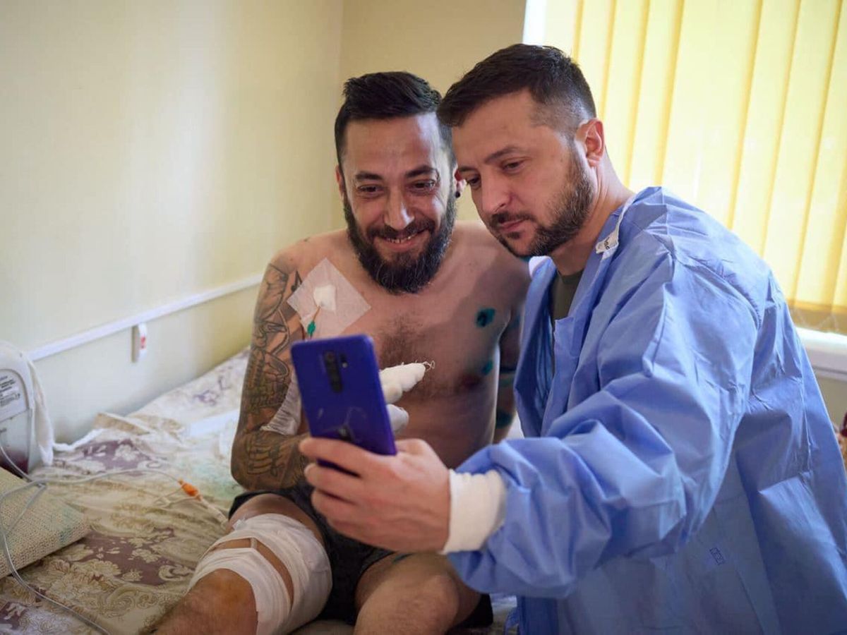 Foto: Juan, en una visita del presidente ucraniano Volodímir Zelenski al hospital donde estaba siendo tratado. (EFE/Igor Glushchenko)
