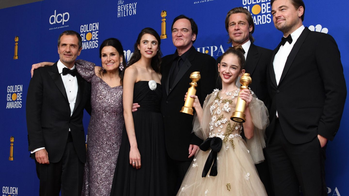 David Heyman, Shannon McIntosh, Margaret Qualley, Quentin Tarantino, Brad Pitt, Julia Butters y Leonardo DiCaprio, con el premio a la mejor comedia por 'Érase una vez en Hollywood'. (EFE)