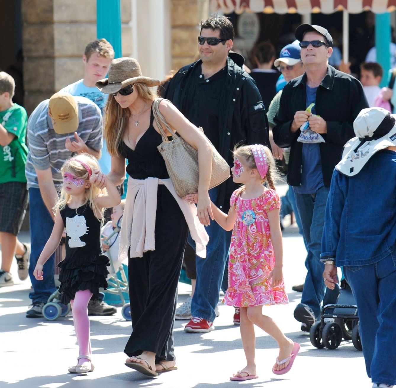 Charlie Sheen, Denise Richards y sus hijas Lola y Sam en una imagen de 2010