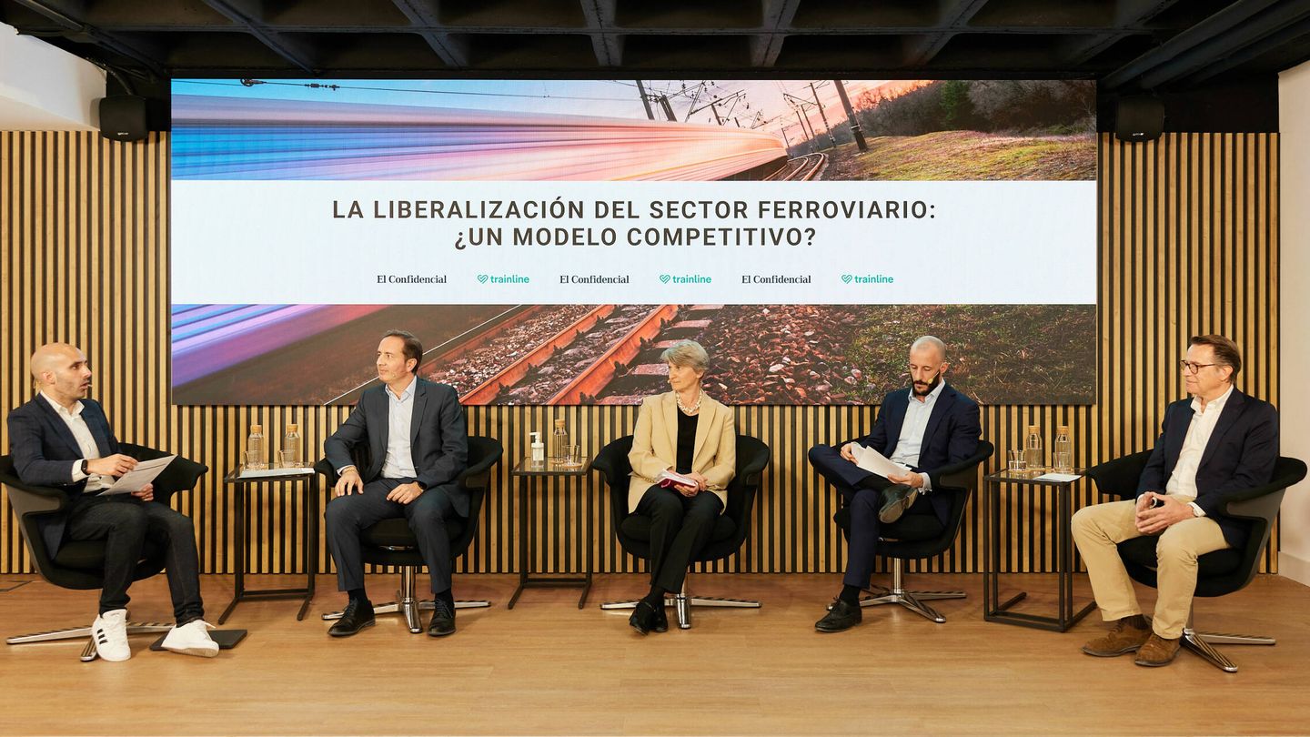 Juan Cruz (El Confidencial), Javier Pérez (Renfe), Hélène Valenzuela (Ouigo), Guillermo Castrillo (Iryo) y Roderick Donker van Heel (Trainline).