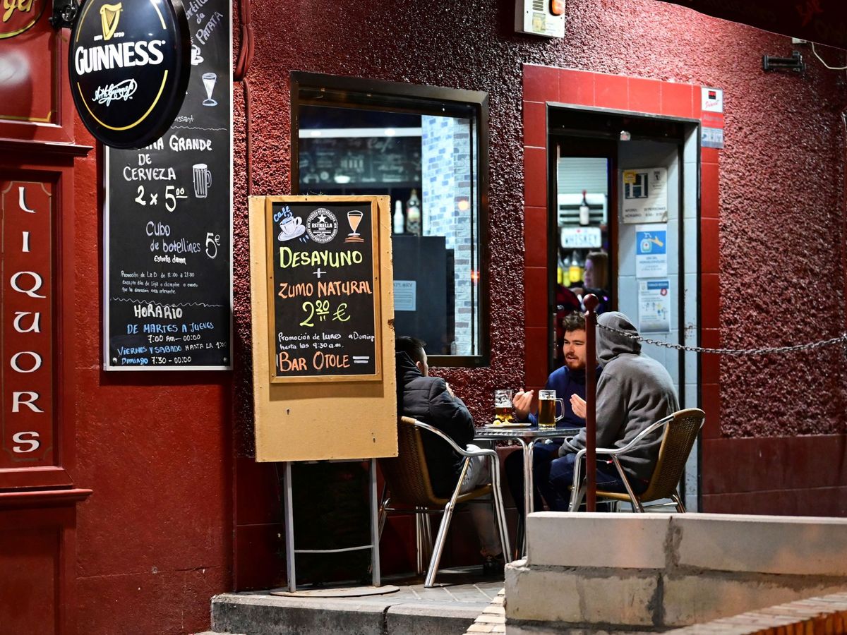 Foto: arias personas en una terraza del barrio madrileño de Moratalaz. (EFE)