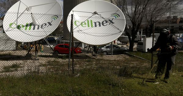 Foto: Dos antenas de Cellnex. (Reuters)