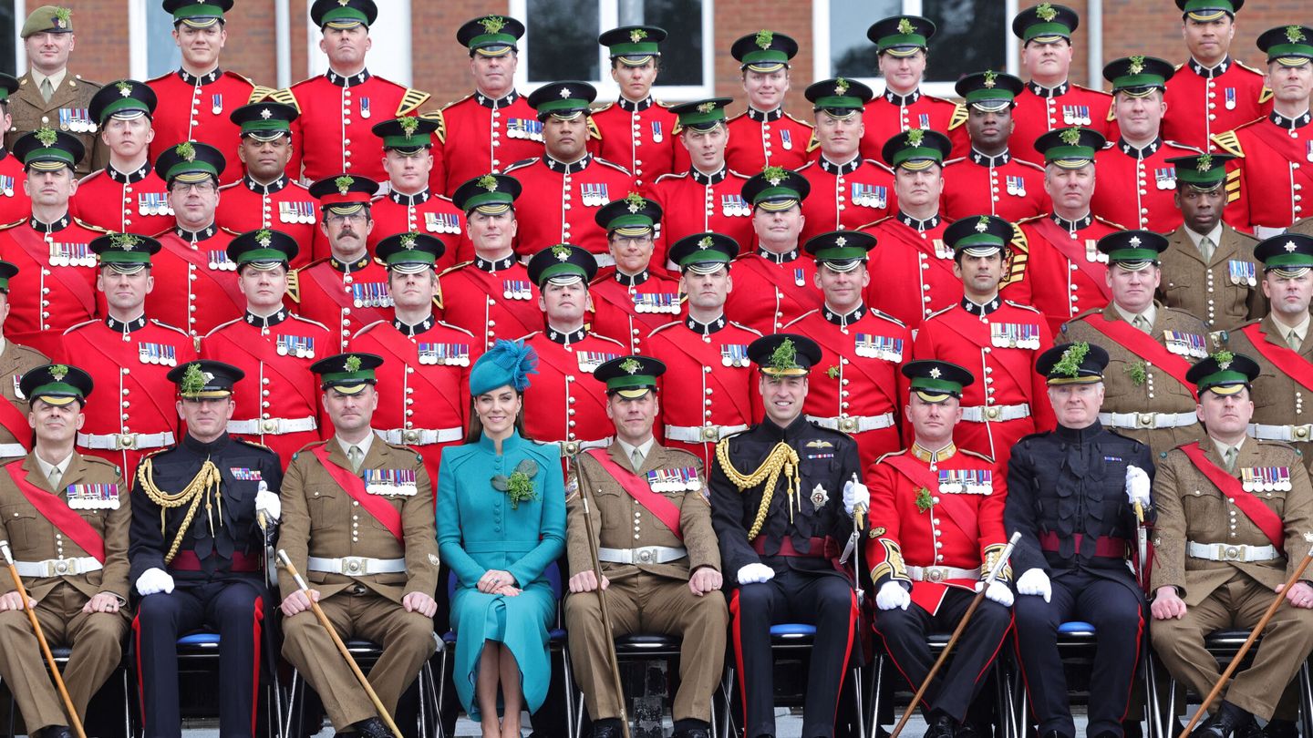 Kate Middleton, posando con la Guardia Irlandesa. (Reuters)