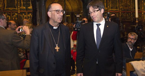 Foto: El presidente de la Generalitat, Carles Puigdemont (d), y el arzobispo de Barcelona, Joan Josep Omella. (EFE)