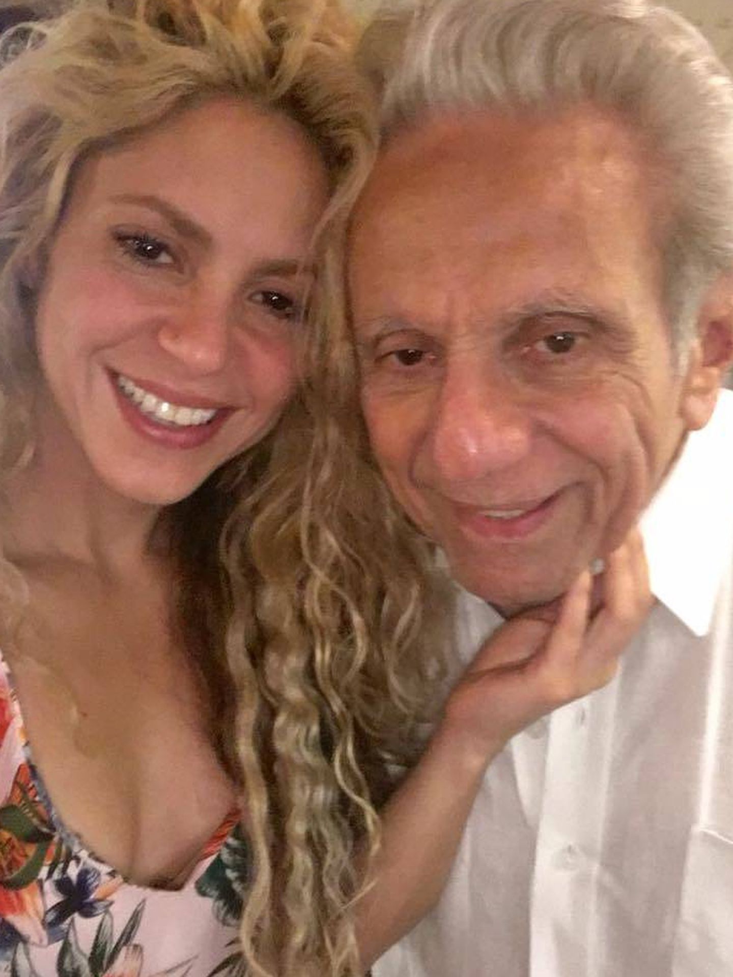 Shakira con su padre, William Mebarak, en 2021. (Facebook)