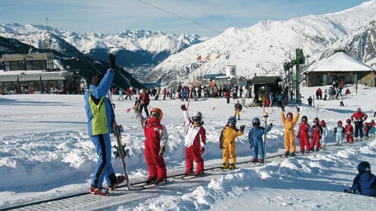 Los viajes de esquí de estudiantes están evitando estaciones catalanas como Baqueira. (EFE)