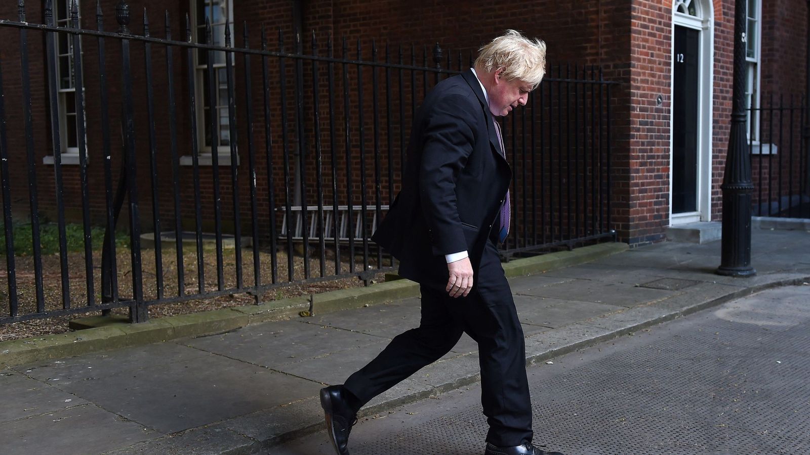 Foto: Boris Johnson abandona Downing Street tras una reunión, el pasado 3 de julio. (EFE)