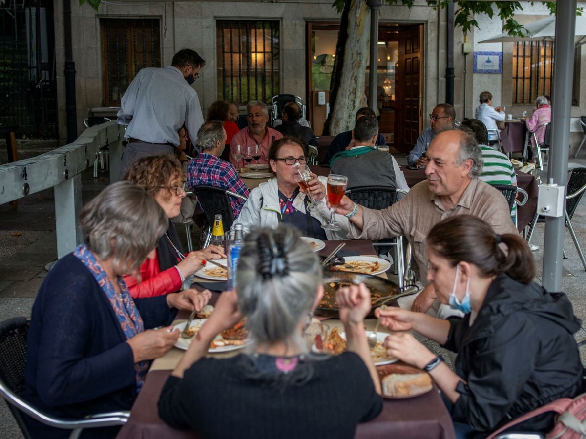 Foto: Varias personas comen en la terraza de un restaurante de Ourense. (EFE)