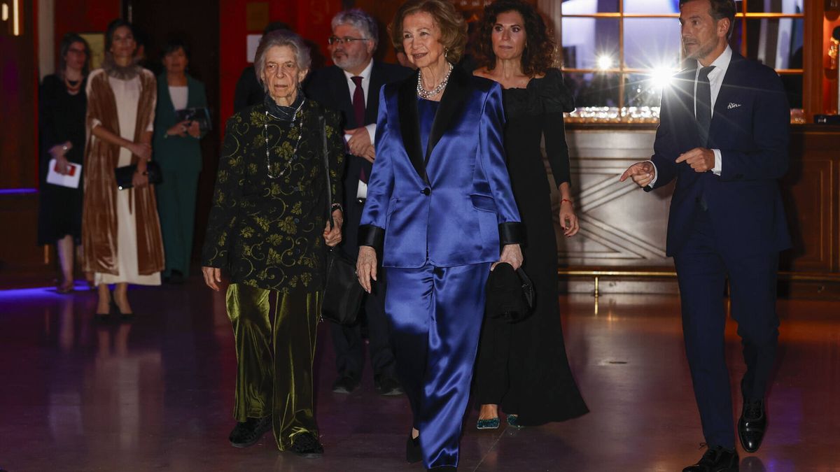 La reina Sofía, protectora con su hermana Irene en los premios BMW junto a Antonio López y Maribel Verdú