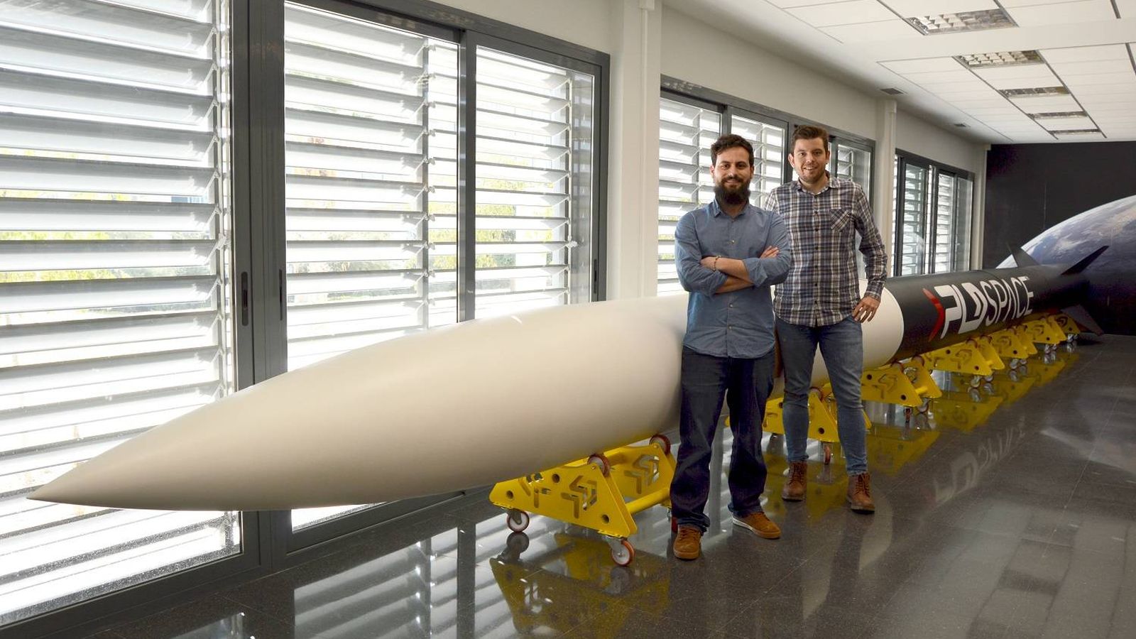 Foto: Los fundadores de PLD Space, Raúl Verdú y Raúl Torres, junto al cohete ARION1 a tamaño real.