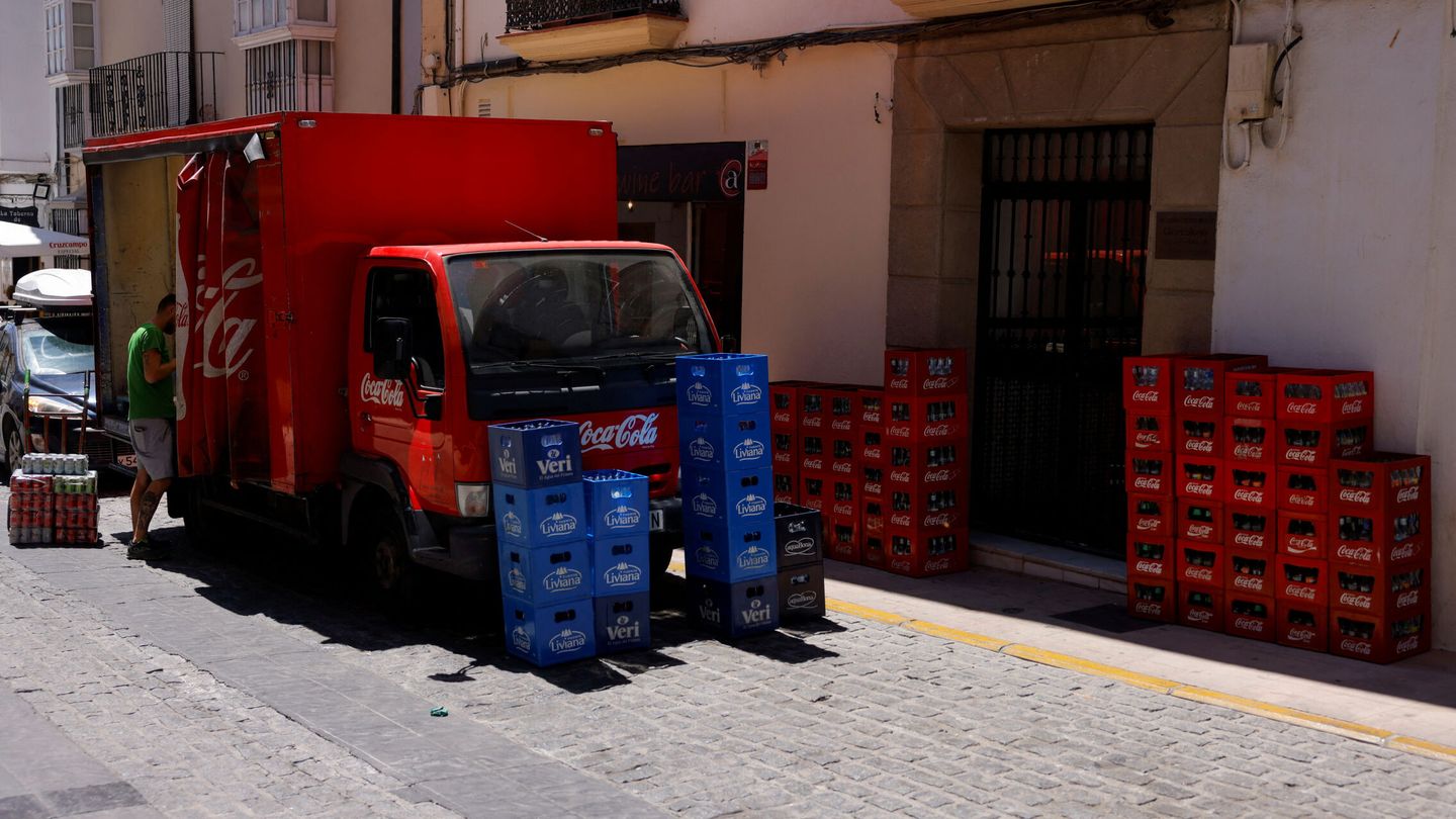 Un repartidor de Coca-Cola en Ronda (Málaga). (Reuters/Jon Nazca)