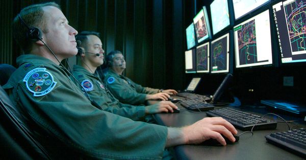 Foto: Simulacro de operaciones de 'ciberguerra' llevadas a cabo en una de las unidades del Centro de Control del Air Force Space Command Center (AFSPC), del ejército de EEUU.