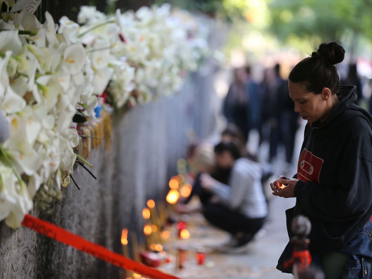 Foto: Un grupo de personas deja flores y enciende velas por las víctimas del tiroteo frente a la escuela primaria Vladislav Ribnikar de Belgrado. (EFE/Andrej Cukic)