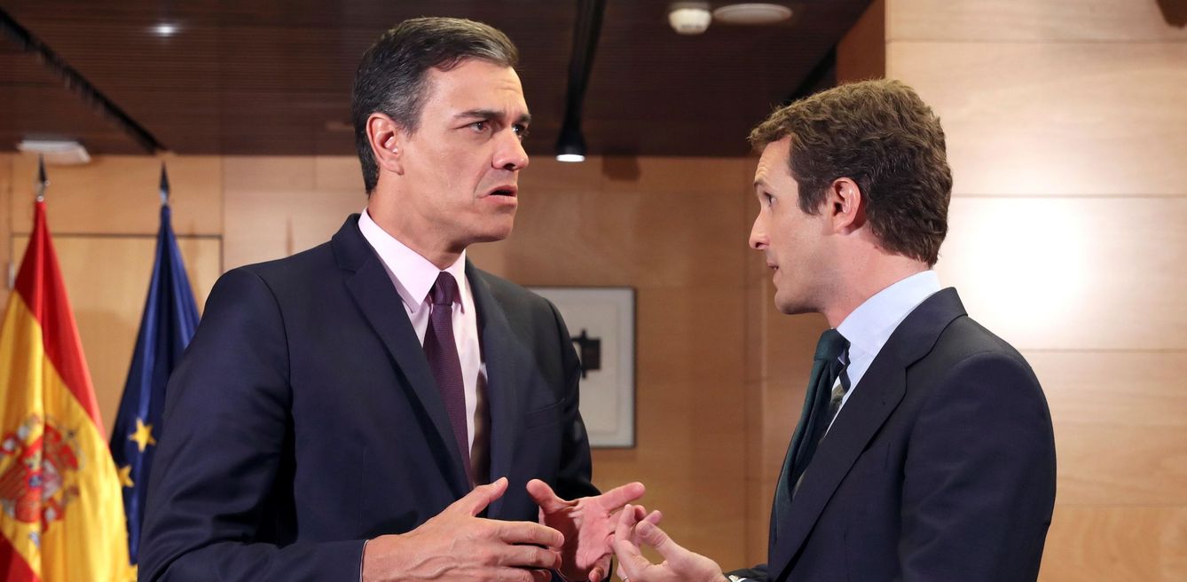 El presidente del Gobierno en funciones, Pedro Sánchez (i), se reúne con el líder del PP, Pablo Casado, en junio. (EFE)