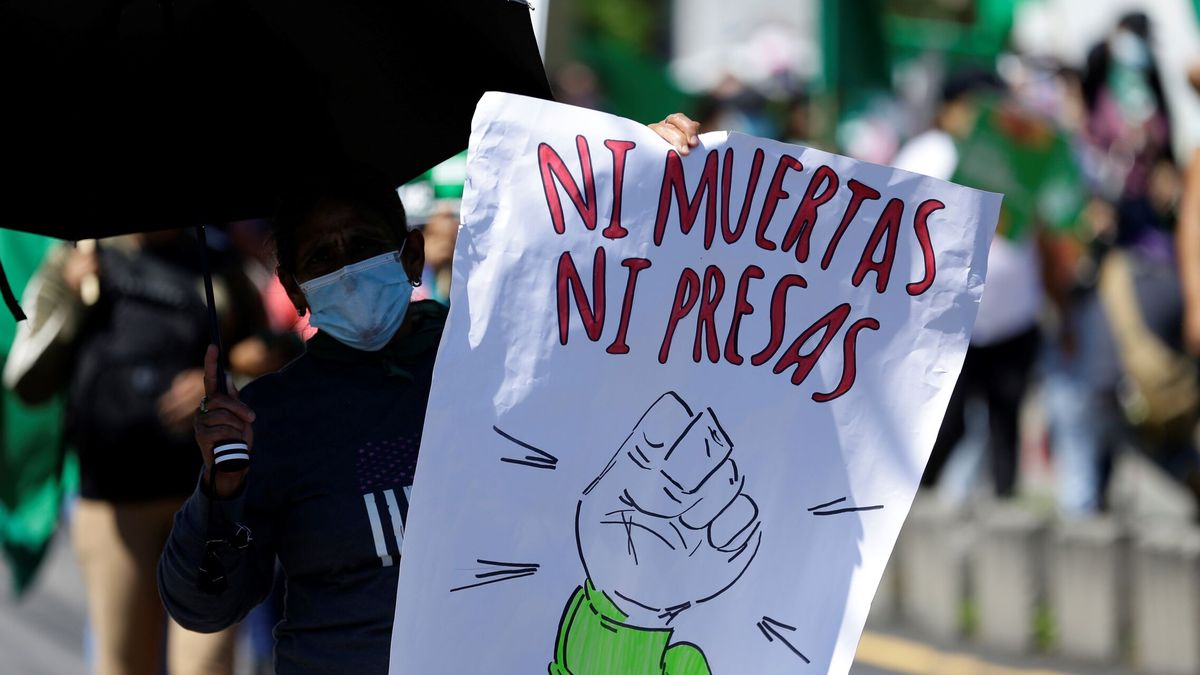 El Salvador libera a tres mujeres presas y condenadas bajo sospecha de aborto