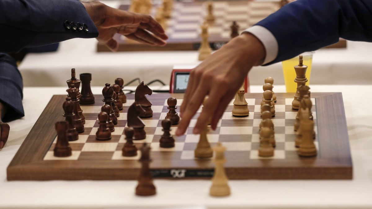 La desviación o el engaño de trilero sobre un tablero de ajedrez para sorprender a tu rival