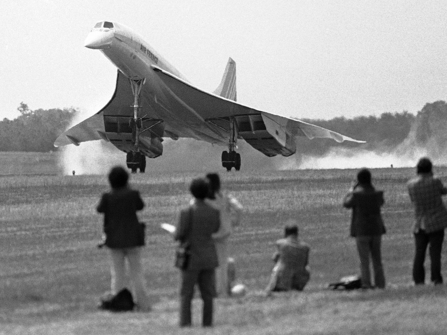El primer Concorde que voló la ruta entre París y Washington aterriza en el aeropuerto de Dulles en 1976.