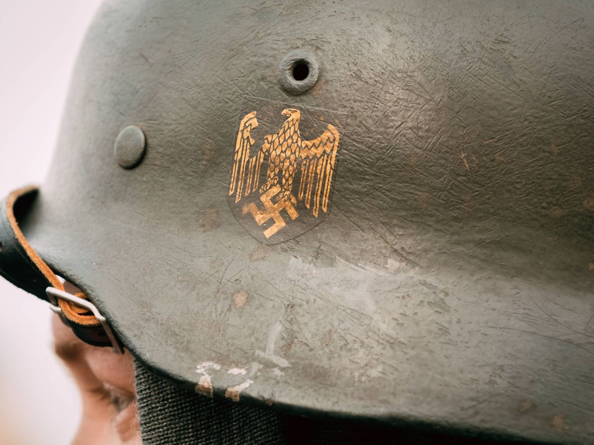 Foto: Un casco de la Wehrmacht con la esvástica. (iStock)