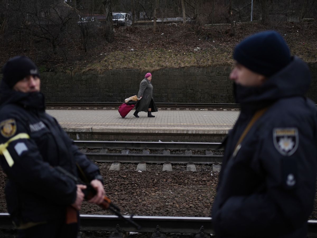 Foto: Una mujer refugiada a su llegada a la estación de Lviv. (EFE/Borja Sánchez Trillo)