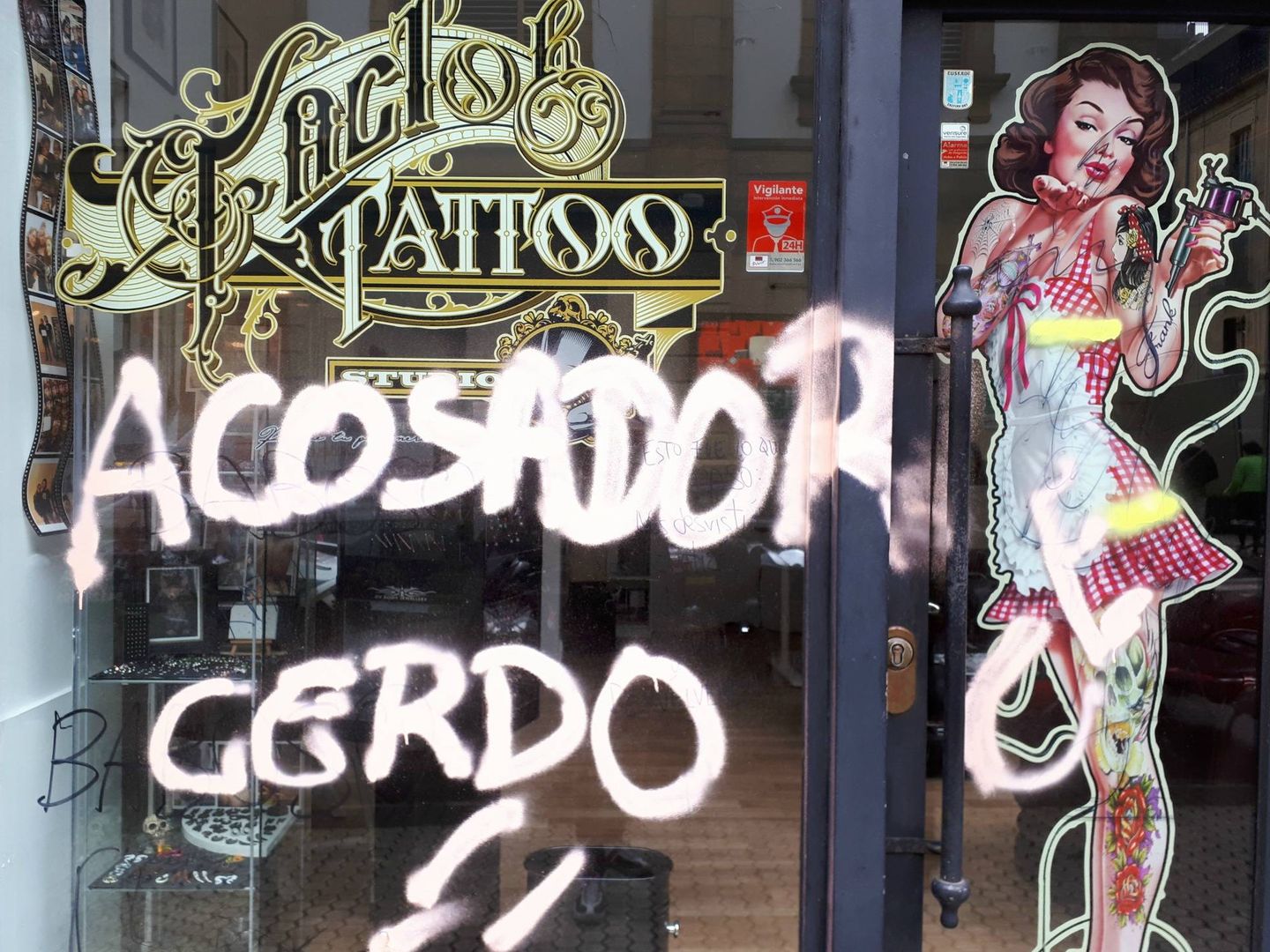 Pintadas en el estudio de tatuaje de San Sebastián contra el que se han presentado varias denuncias. (EC)