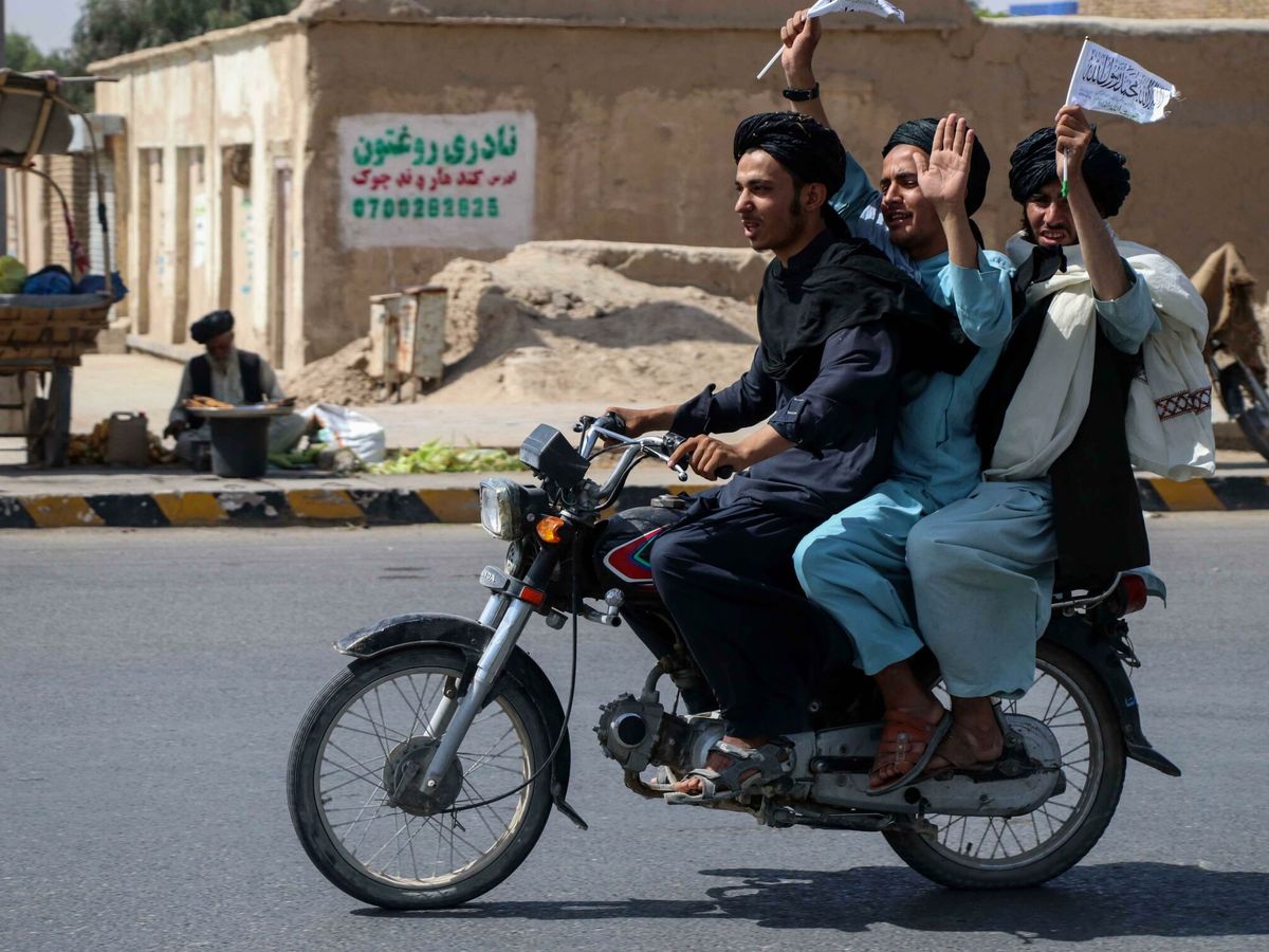 Foto: Talibanes celebran en las calles de Kandahar, Afganistán. (EFE)