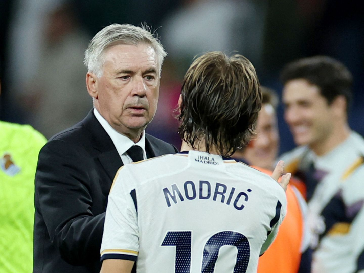 Ancelotti habla con Modric tras un partido del Real Madrid. (REUTERS Isabel Infantes)