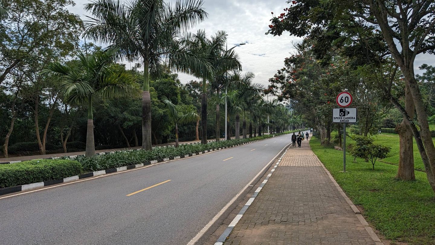 La calle 5 de Kigali (tienen números, no nombres) con una señal de radar. Más adelante, a la izquierda en la mediana, se observa la torre con la cámara de velocidad. (D. S.)